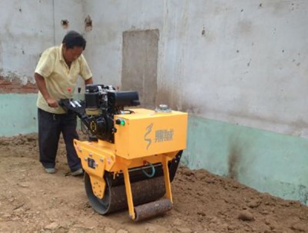 點(diǎn)擊查看詳細(xì)信息<br>標(biāo)題：手扶式單輪壓路機(jī)工作照 閱讀次數(shù)：12175