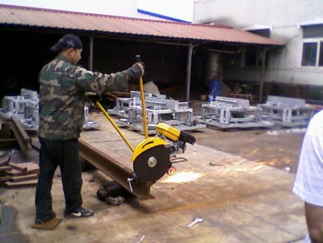 點(diǎn)擊查看詳細(xì)信息<br>標(biāo)題：內(nèi)燃鋸軌機(jī)工作照 閱讀次數(shù)：11553